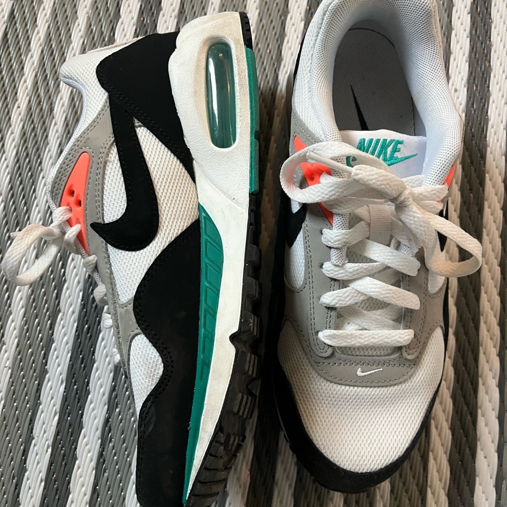Nike Air Max, women’s Sneakers, sz 8, EUC in Black and White